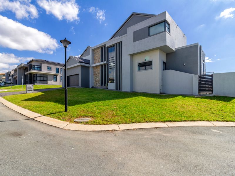 Golf Estate Living With Views - Photo 2