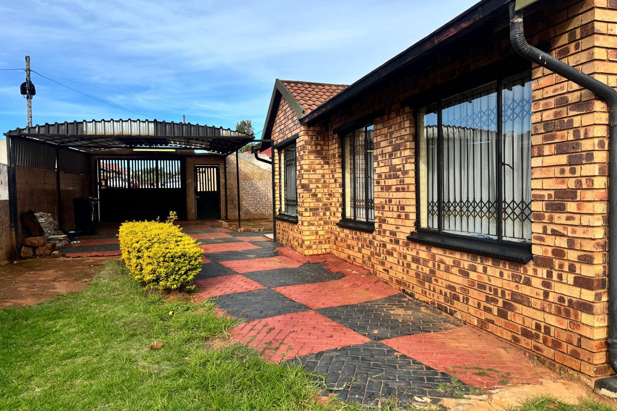 3 Bedroom House for Sale in Dobsonville Gardens - Photo 2