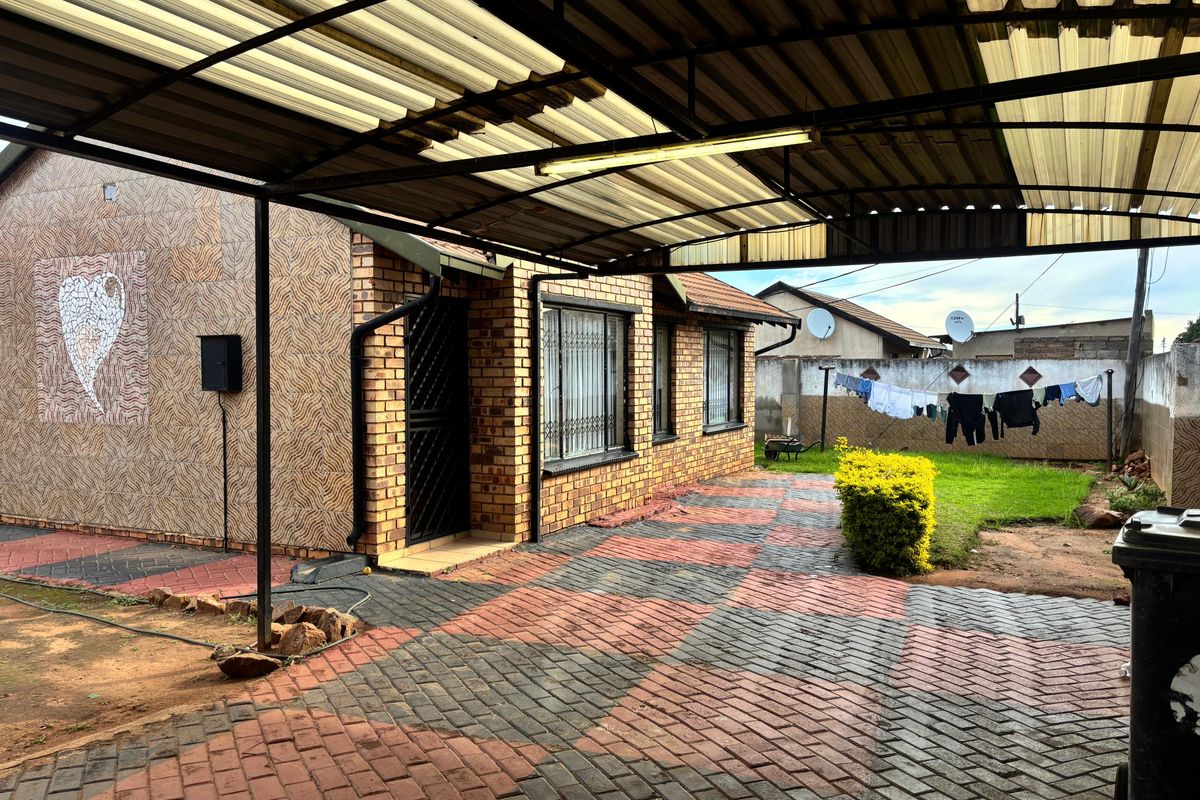 3 Bedroom House for Sale in Dobsonville Gardens - Photo 3