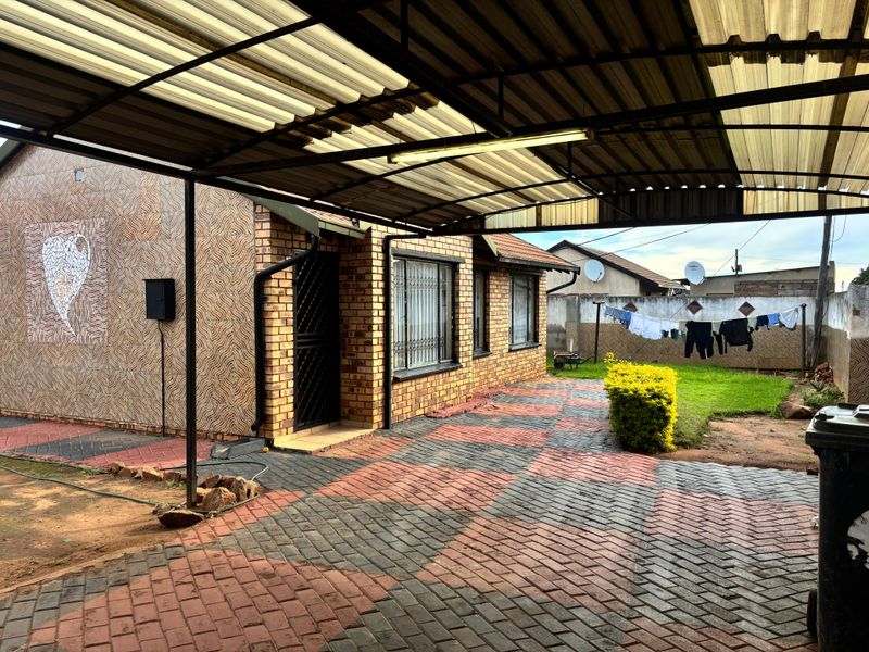3 Bedroom House for Sale in Dobsonville Gardens - Photo 3