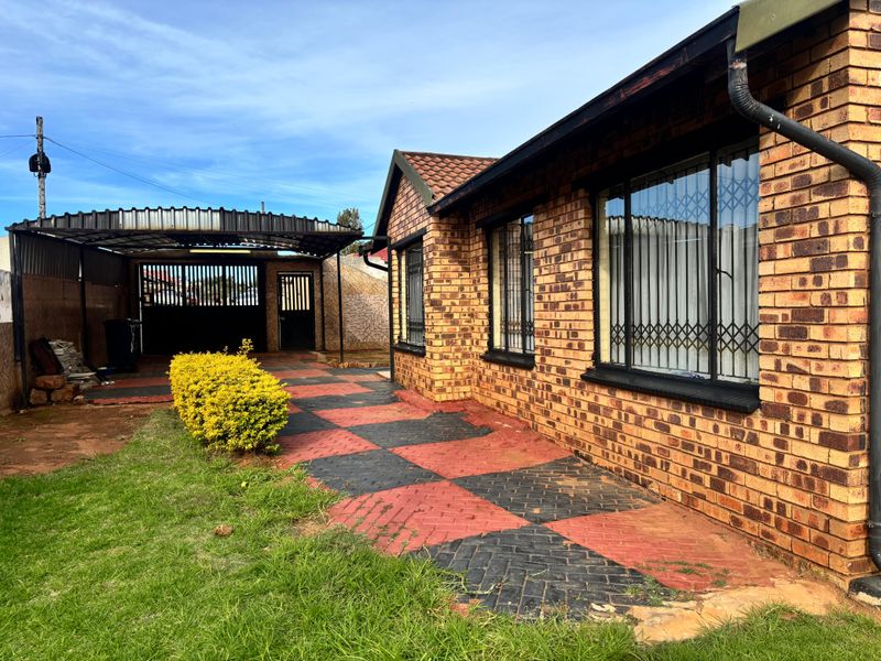 3 Bedroom House for Sale in Dobsonville Gardens - Photo 2