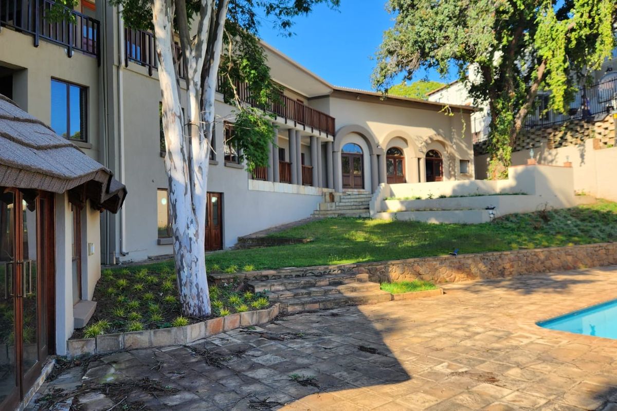 Luxury Scale Meets Embassy-Style Living in Waterkloof - Photo 2