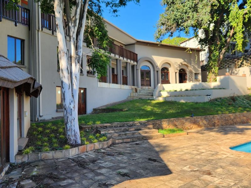 Luxury Scale Meets Embassy-Style Living in Waterkloof - Photo 2