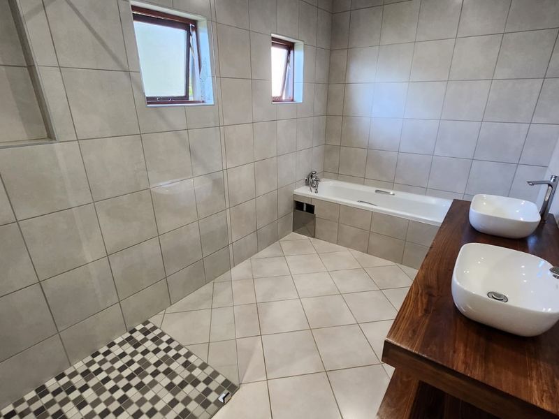 Luxury Scale Meets Embassy-Style Living in Waterkloof - Photo 9