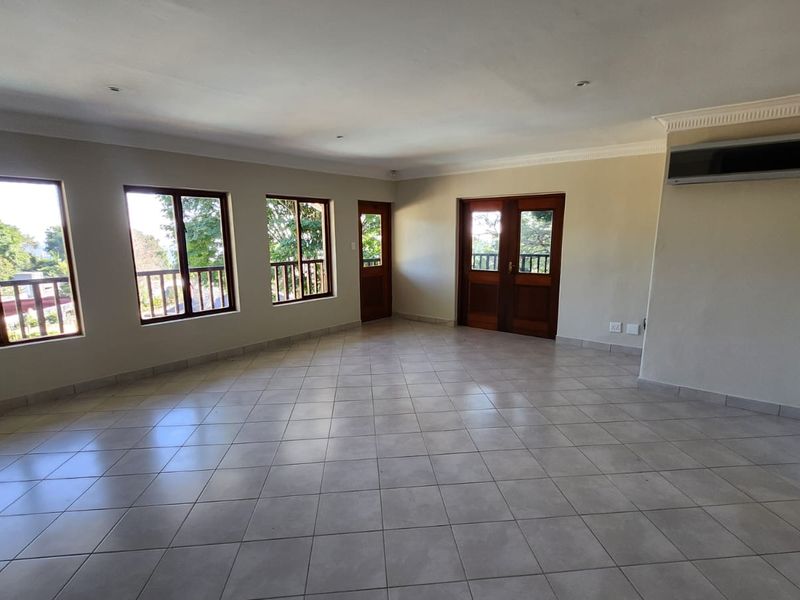 Luxury Scale Meets Embassy-Style Living in Waterkloof - Photo 10
