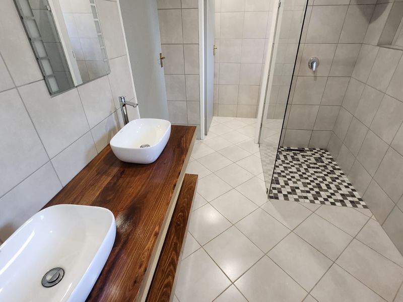 Luxury Scale Meets Embassy-Style Living in Waterkloof - Photo 8