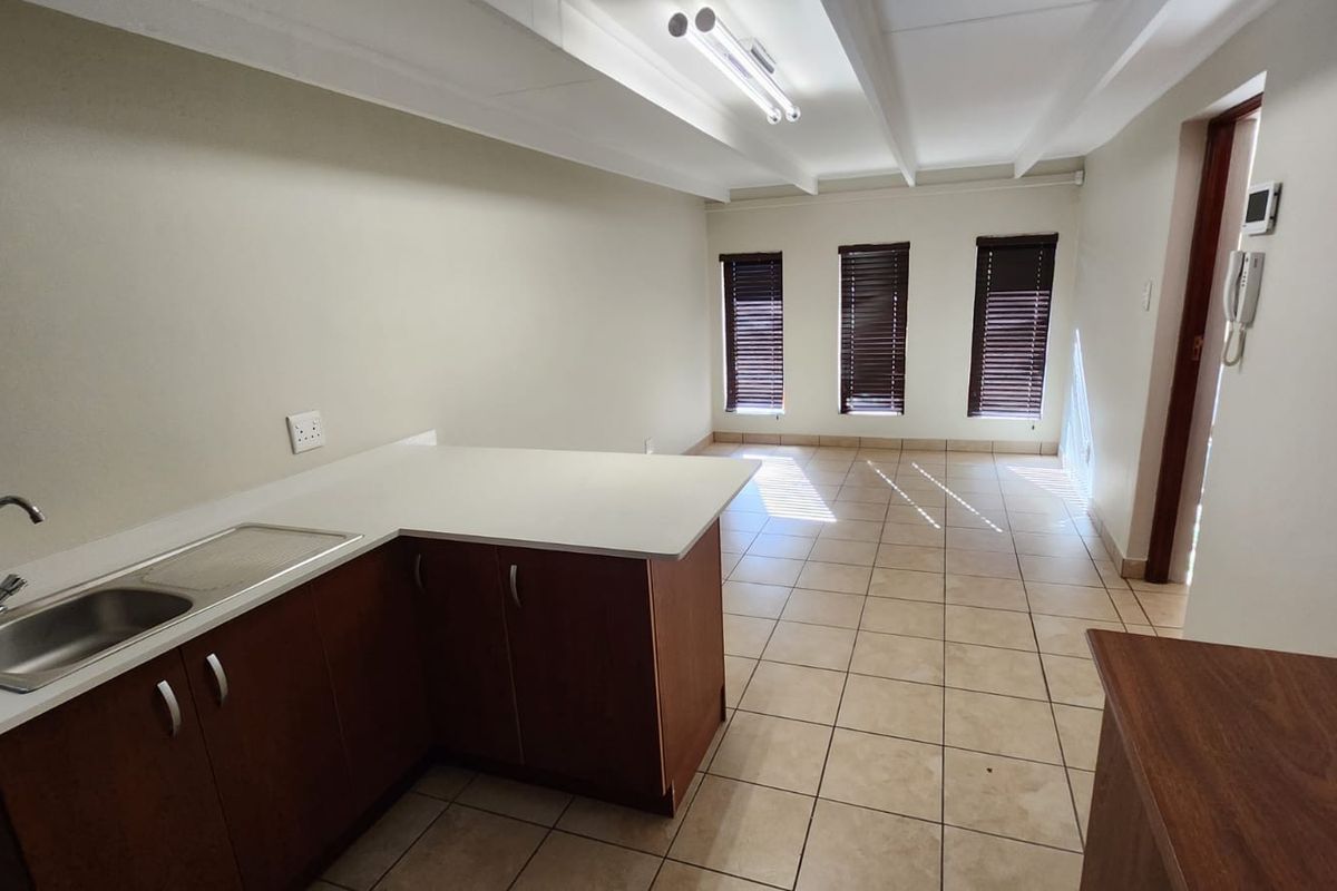 Luxury Scale Meets Embassy-Style Living in Waterkloof - Photo 5