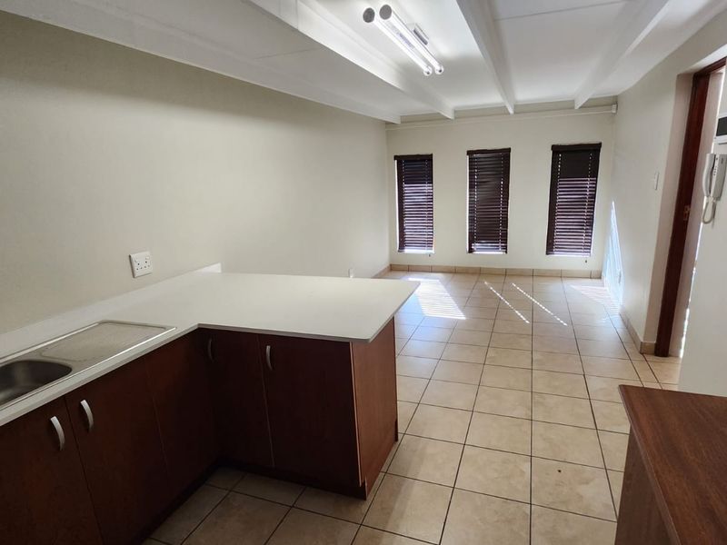 Luxury Scale Meets Embassy-Style Living in Waterkloof - Photo 5