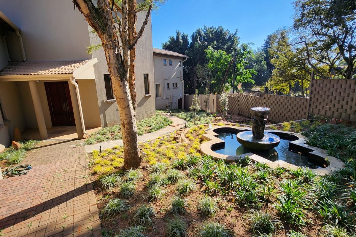 Luxury Scale Meets Embassy-Style Living in Waterkloof - Photo 3