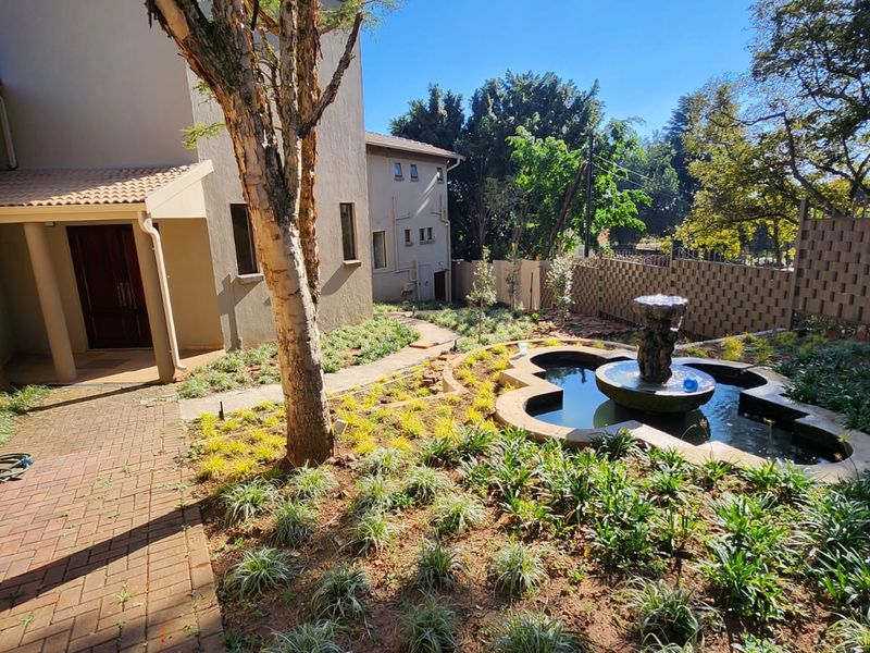 Luxury Scale Meets Embassy-Style Living in Waterkloof - Photo 3