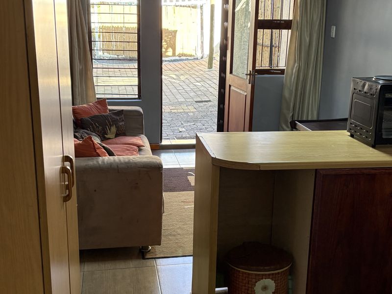 Garden Cottage Rental Monthly In Randburg - Photo 8
