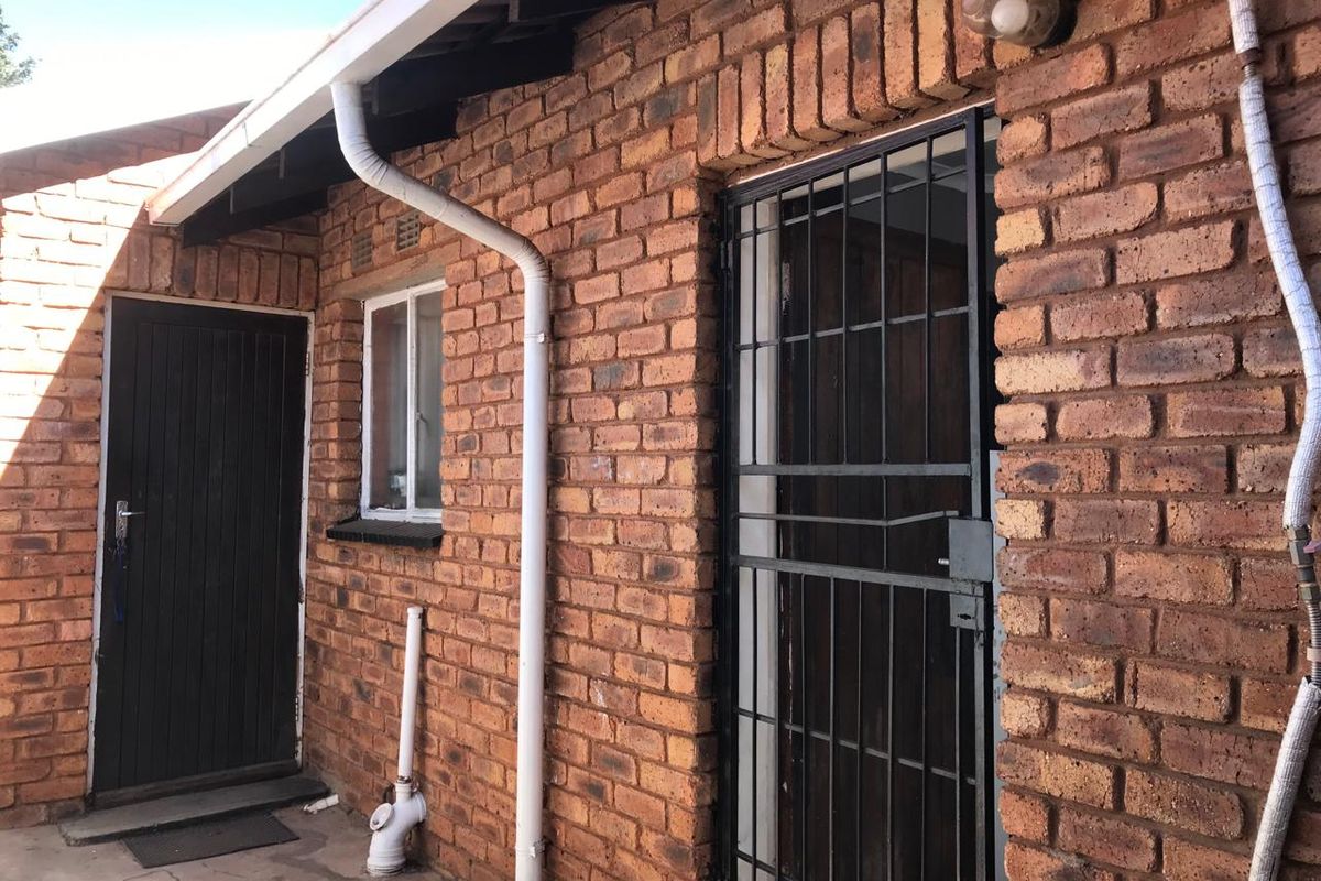 2 Bedroom House for Sale in Dobsonville - Photo 3