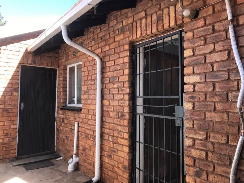 2 Bedroom House for Sale in Dobsonville - Photo 3