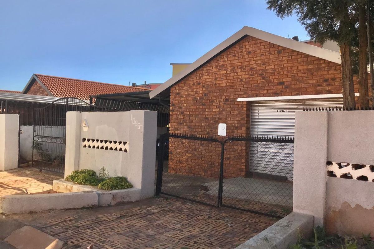 2 Bedroom House for Sale in Dobsonville - Photo 2