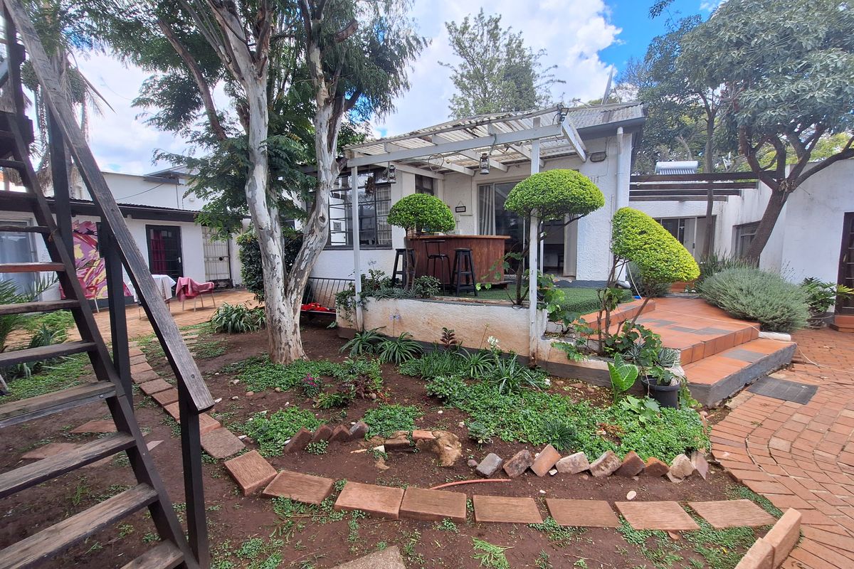 Stunning 17-bedroom freestanding property in Melville, Johannesburg—perfect for investment - Photo 5
