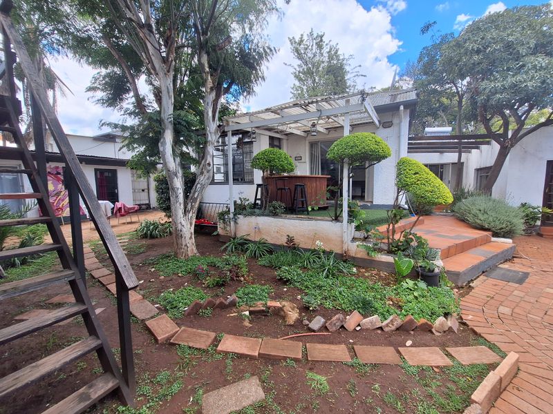 Stunning 17-bedroom freestanding property in Melville, Johannesburg—perfect for investment - Photo 5