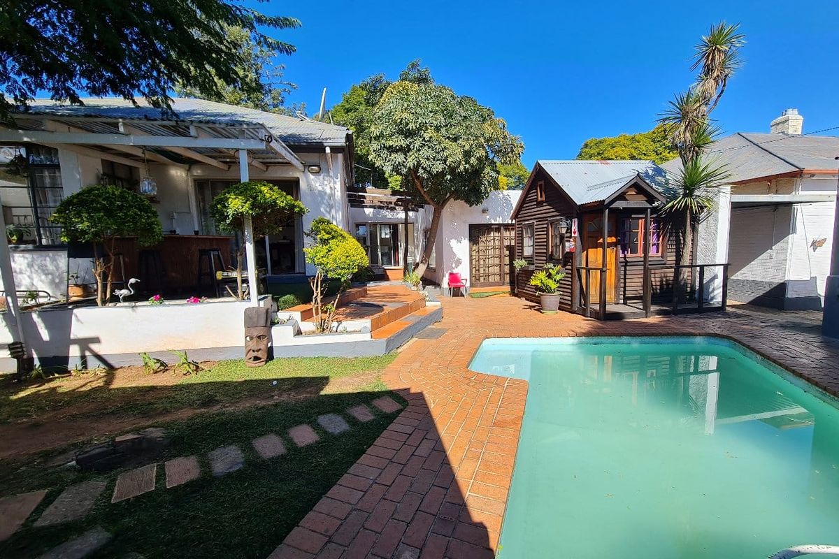 Stunning 17-bedroom freestanding property in Melville, Johannesburg—perfect for investment - Photo 3