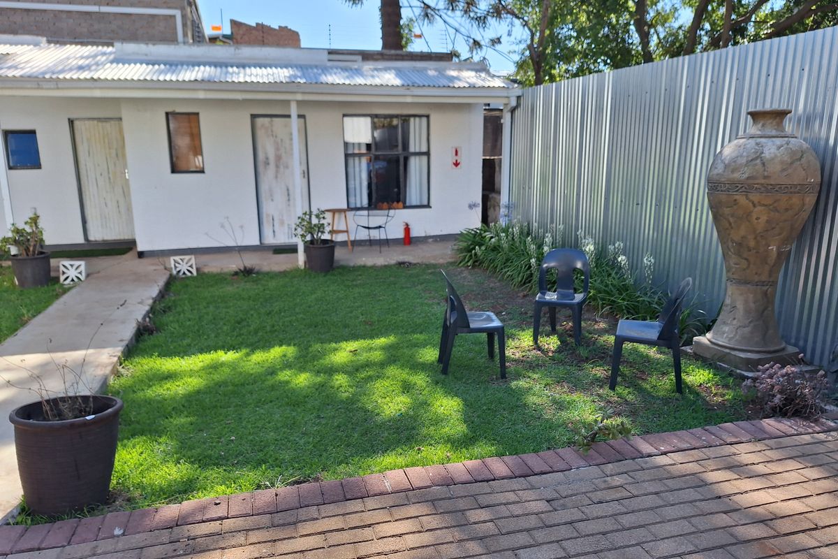 Stunning 17-bedroom freestanding property in Melville, Johannesburg—perfect for investment - Photo 2