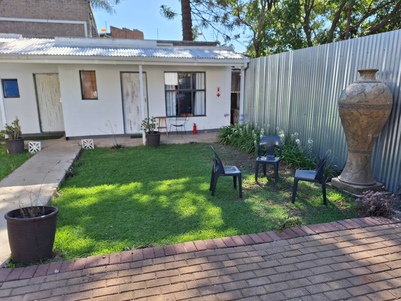 Stunning 17-bedroom freestanding property in Melville, Johannesburg—perfect for investment - Photo 2