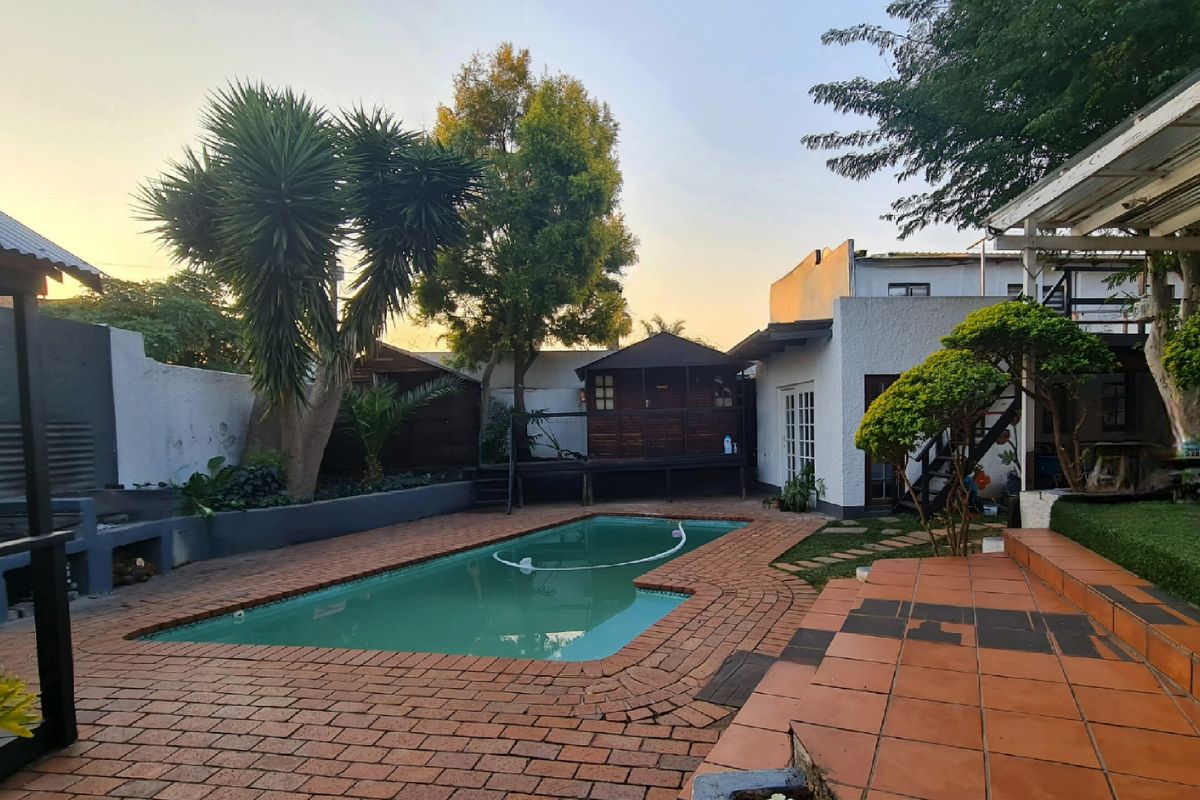 Stunning 17-bedroom freestanding property in Melville, Johannesburg—perfect for investment - Photo 4