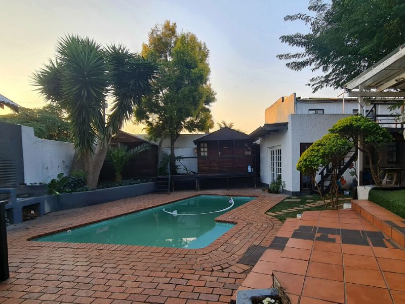 Stunning 17-bedroom freestanding property in Melville, Johannesburg—perfect for investment - Photo 4