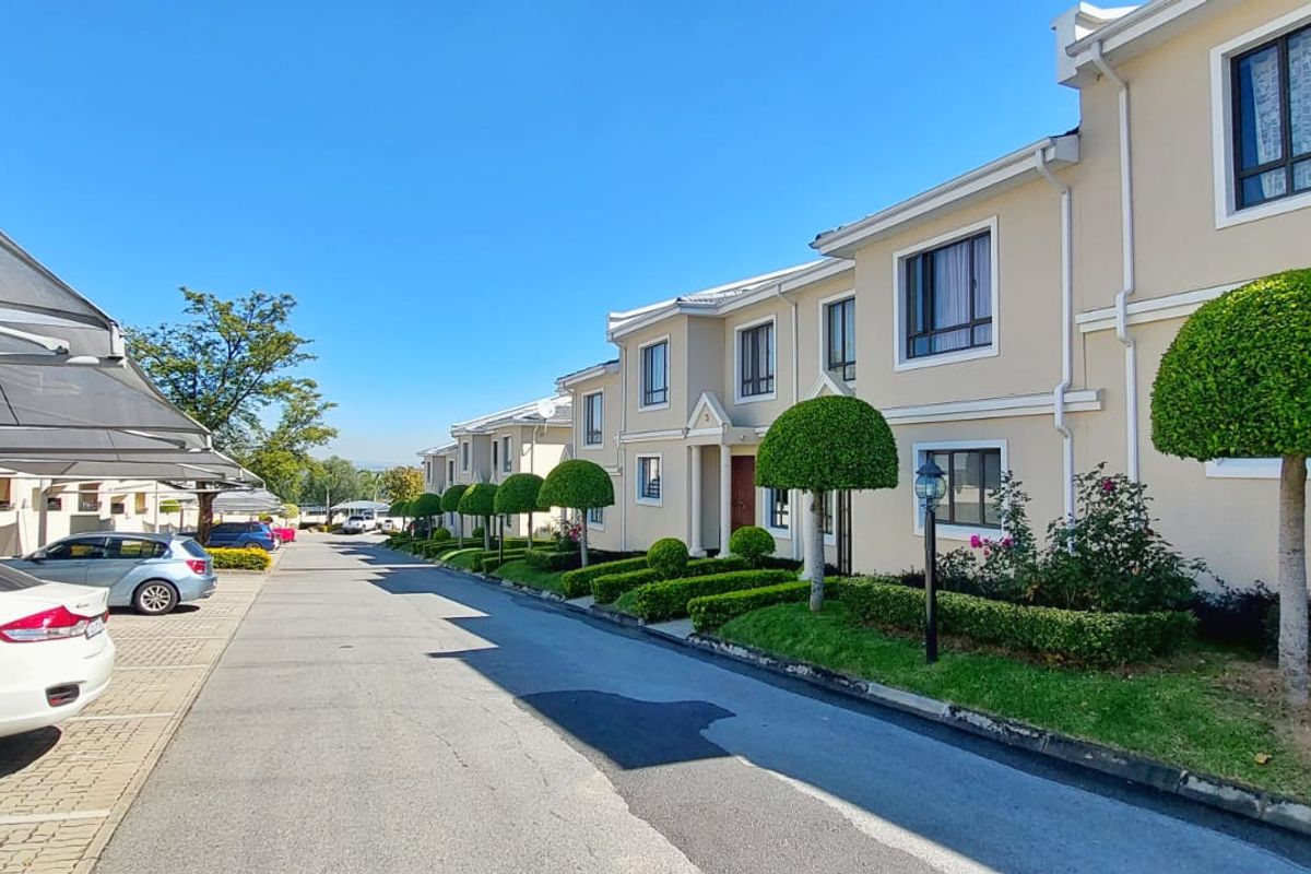 Modern 3 Bedroom Duplex in Villa Baroque, Carlswald - Photo 2