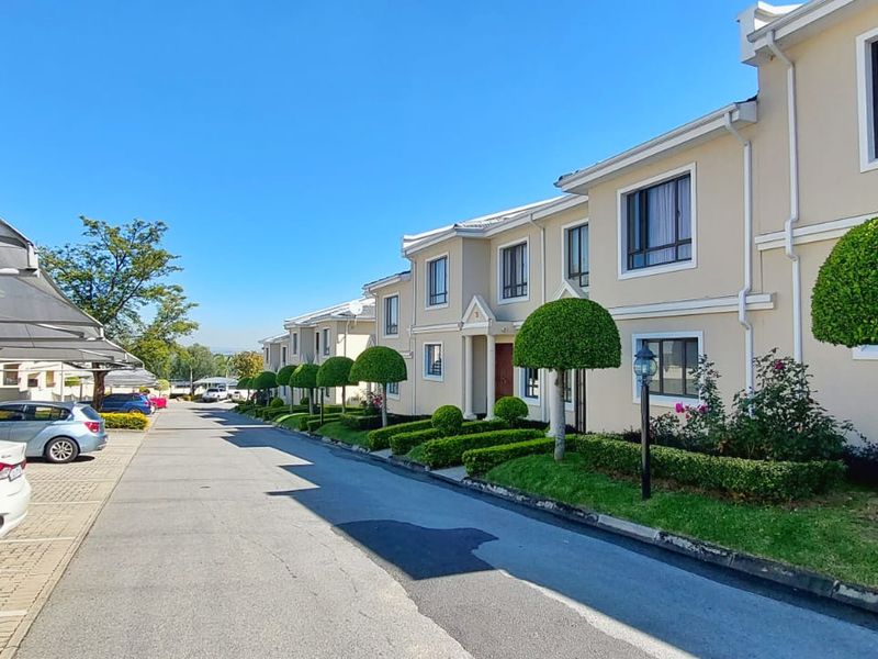 Modern 3 Bedroom Duplex in Villa Baroque, Carlswald - Photo 2