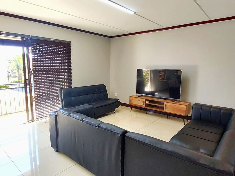 Modern 3 Bedroom Duplex in Villa Baroque, Carlswald - Photo 4