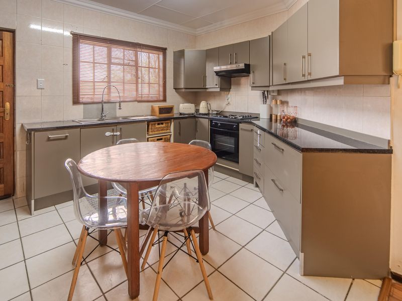 Charming 2bedroom townhouse for rent in central Standerton, perfect blend of comfort and convenience - Photo 1