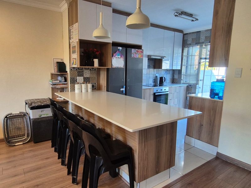 newly renovated ,Spacious 2 Bedroom townhouse In Safe complex available to rent in Kelvin - Photo 5