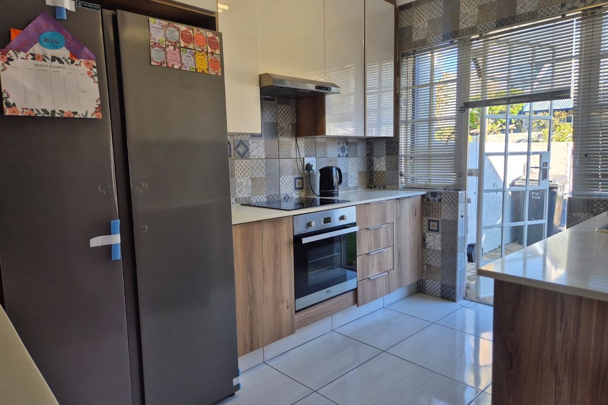 newly renovated ,Spacious 2 Bedroom townhouse In Safe complex available to rent in Kelvin - Photo 4
