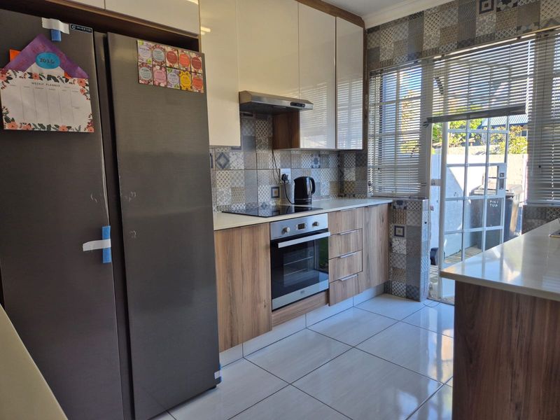 newly renovated ,Spacious 2 Bedroom townhouse In Safe complex available to rent in Kelvin - Photo 4