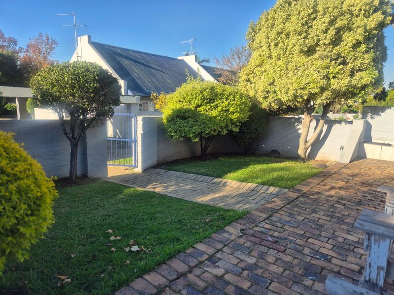 newly renovated ,Spacious 2 Bedroom townhouse In Safe complex available to rent in Kelvin - Photo 7