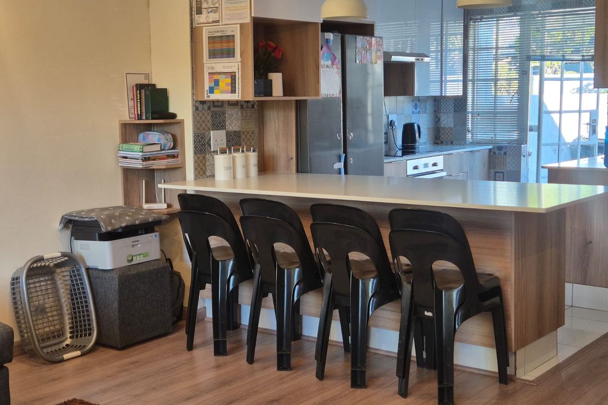 newly renovated ,Spacious 2 Bedroom townhouse In Safe complex available to rent in Kelvin - Photo 3