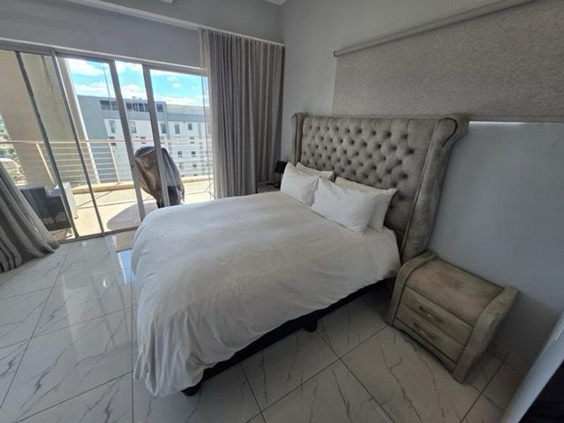FULLY FURNISHED Duplex-Apartment is a perfect lock-up and go-in the perfect building. - Photo 4