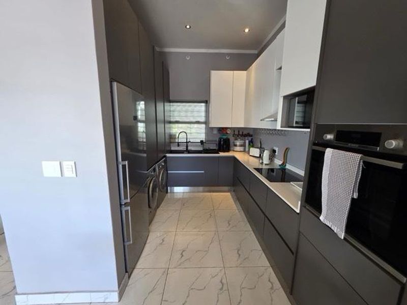 FULLY FURNISHED Duplex-Apartment is a perfect lock-up and go-in the perfect building. - Photo 8
