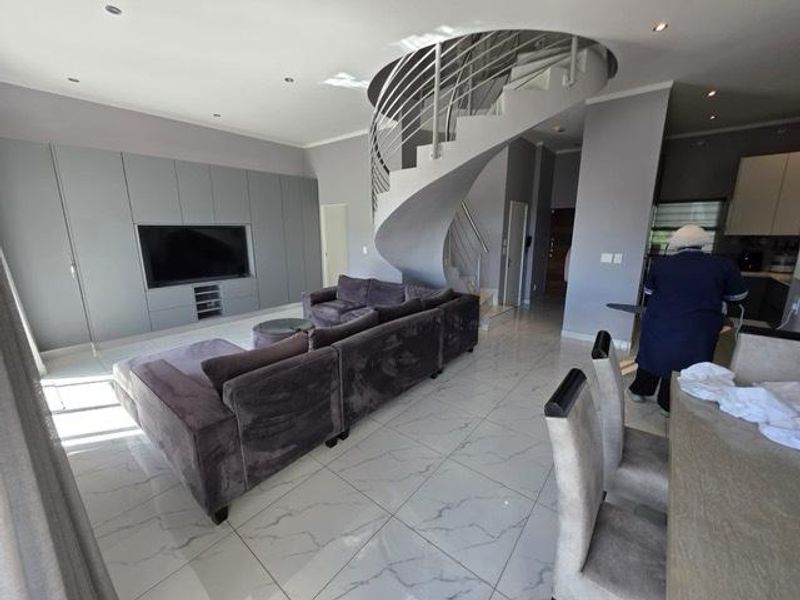 FULLY FURNISHED Duplex-Apartment is a perfect lock-up and go-in the perfect building. - Photo 6