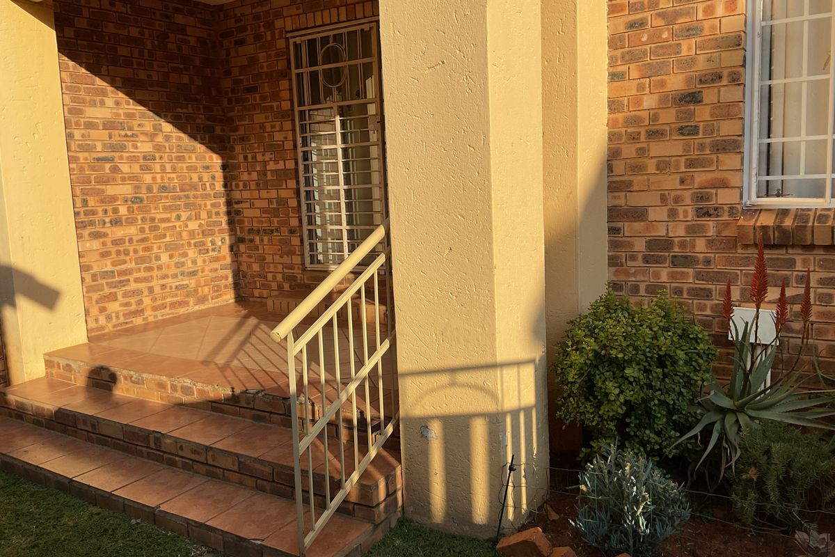 Modern Ground Floor Living in Olympus | Pet Friendly with Private Garden - Photo 5