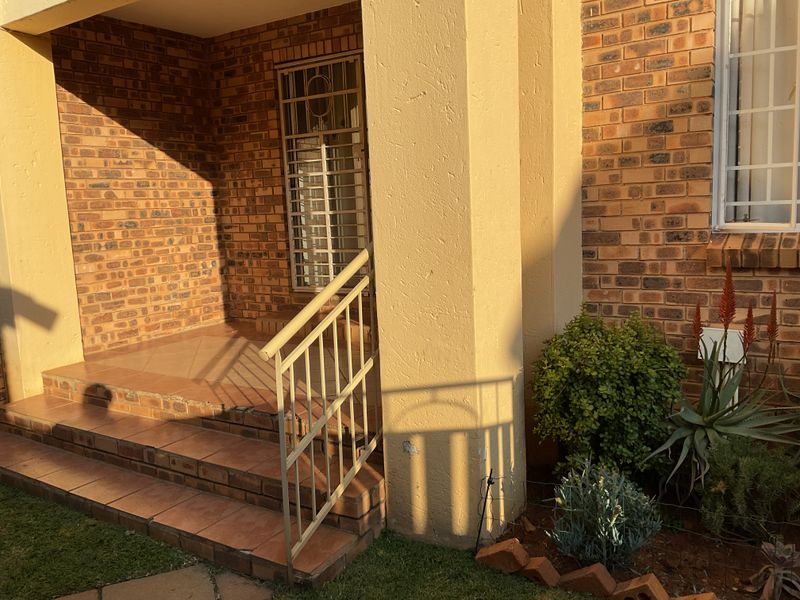 Modern Ground Floor Living in Olympus | Pet Friendly with Private Garden - Photo 5
