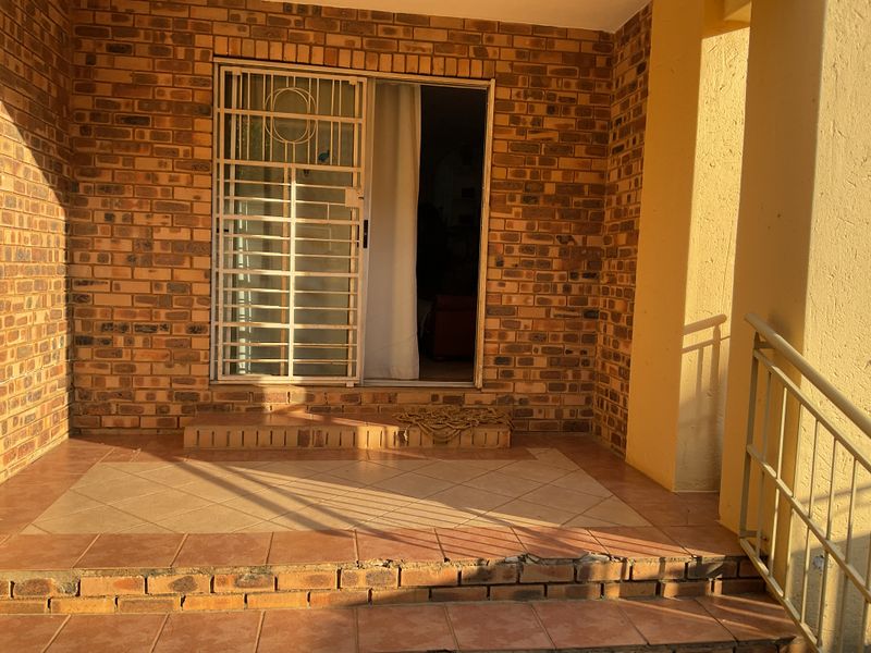 Modern Ground Floor Living in Olympus | Pet Friendly with Private Garden - Photo 6