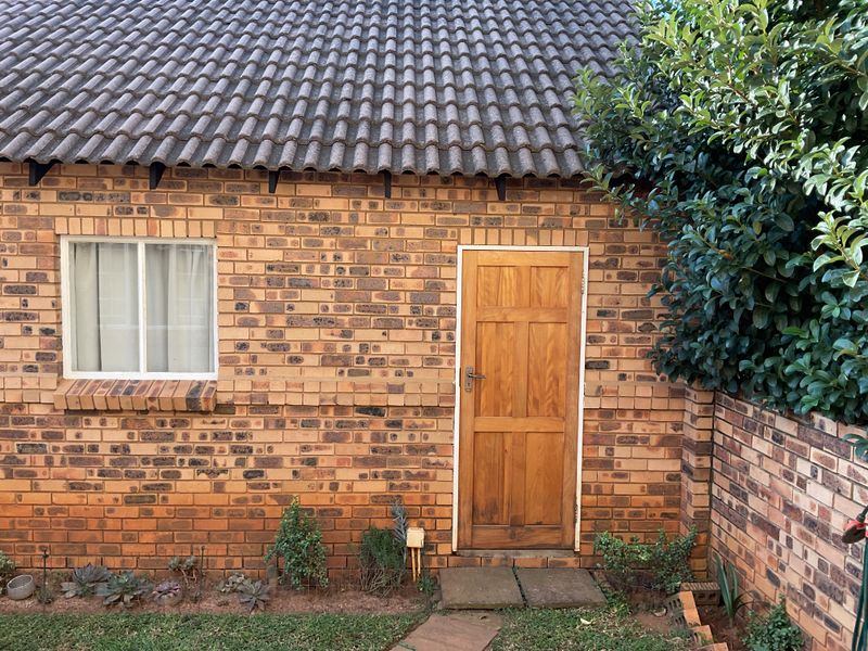 Modern Ground Floor Living in Olympus | Pet Friendly with Private Garden - Photo 8