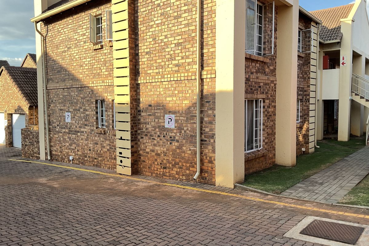 Modern Ground Floor Living in Olympus | Pet Friendly with Private Garden - Photo 3