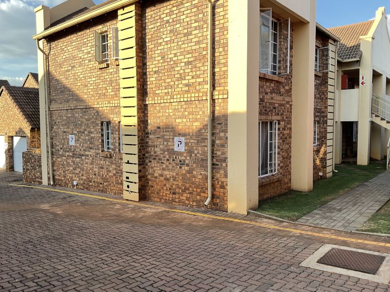Modern Ground Floor Living in Olympus | Pet Friendly with Private Garden - Photo 3