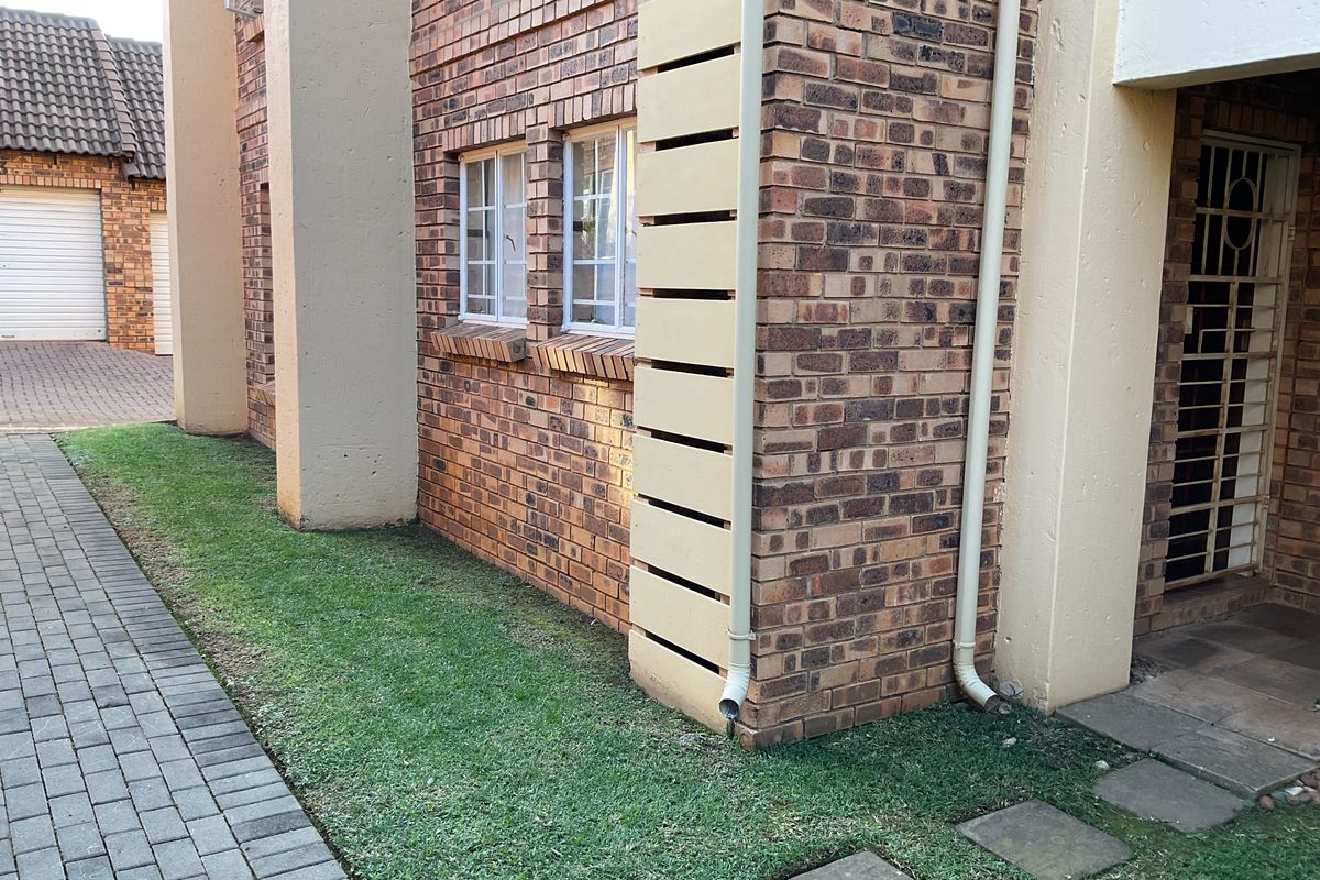 Modern Ground Floor Living in Olympus | Pet Friendly with Private Garden - Photo 4