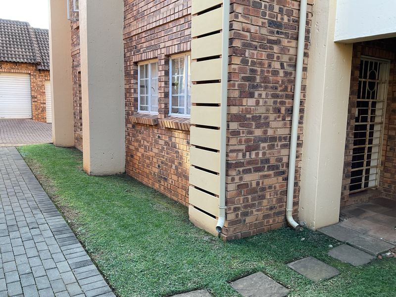 Modern Ground Floor Living in Olympus | Pet Friendly with Private Garden - Photo 4