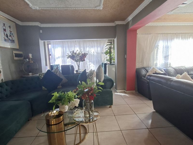 3 Bedroom Double Storey for Rent - Photo 2