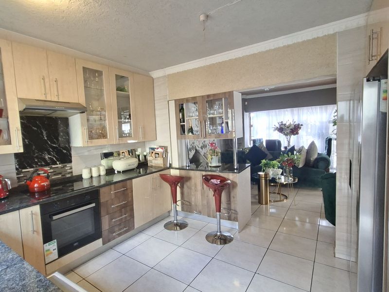 3 Bedroom Double Storey for Rent - Photo 1