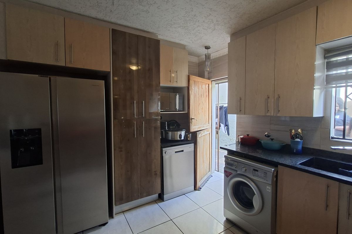 3 Bedroom Double Storey for Rent - Photo 5