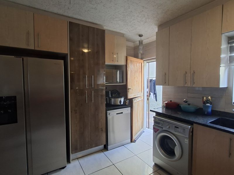 3 Bedroom Double Storey for Rent - Photo 5