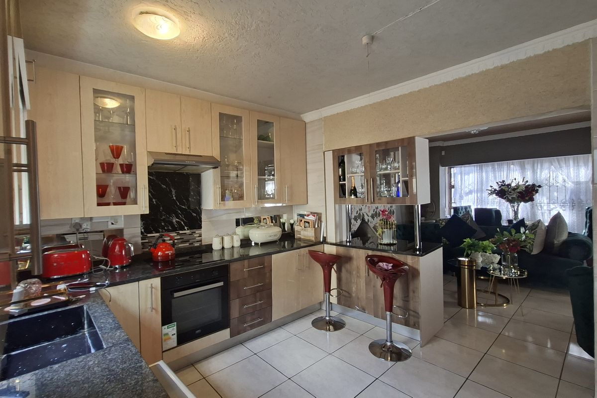3 Bedroom Double Storey for Rent - Photo 4